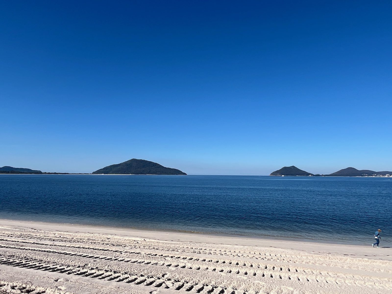 Jimmys Beach, Hawks Nest — white sand and calm turquoise water with Port Stephens islands